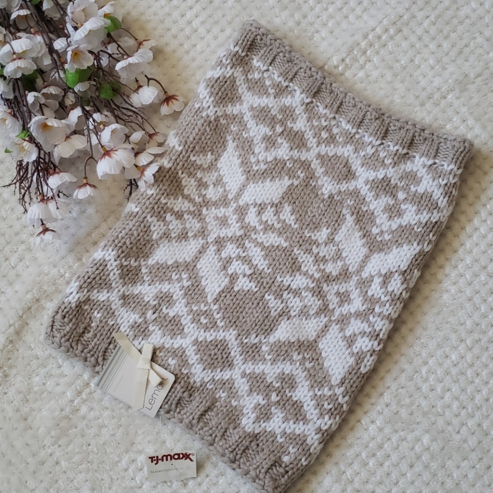 BEIGE AND WHITE SCARF